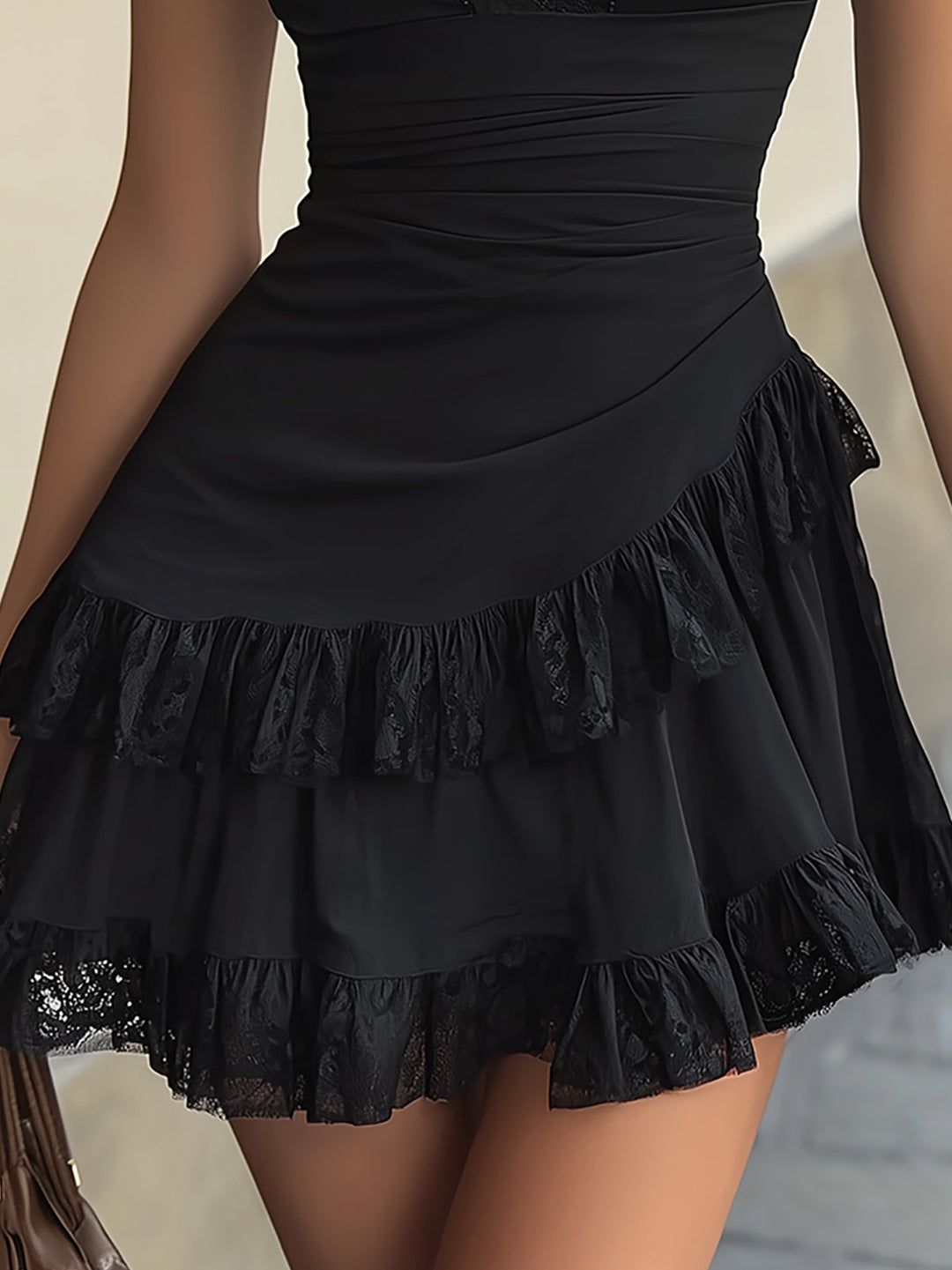 Estelle | Robe Mini à Volants Noirs et Décolleté en V