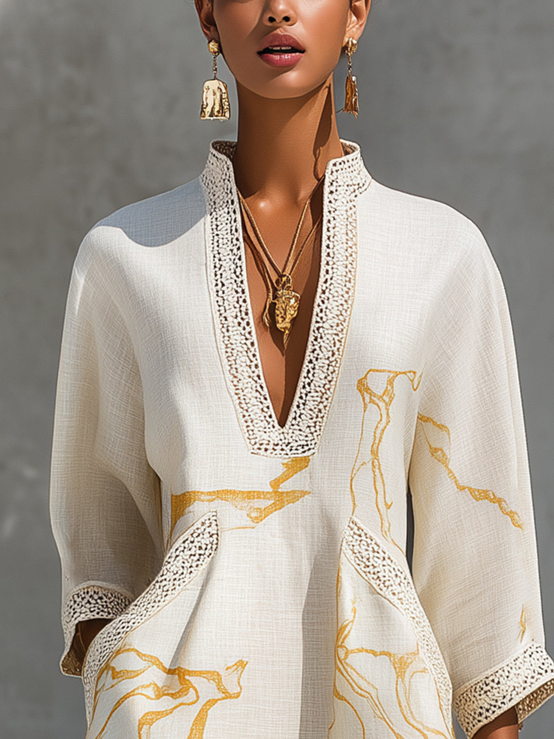 Aliénor | Robe Mini Crochetée Ivoire à Motifs Dorés et Décolleté en V