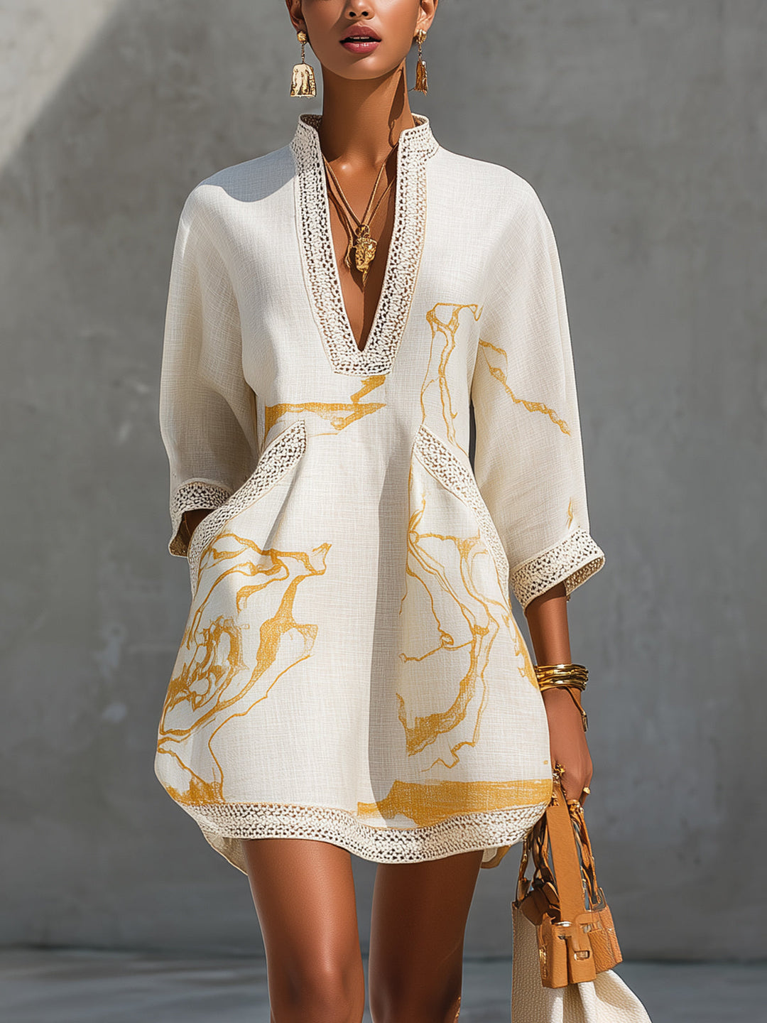 Aliénor | Robe Mini Crochetée Ivoire à Motifs Dorés et Décolleté en V