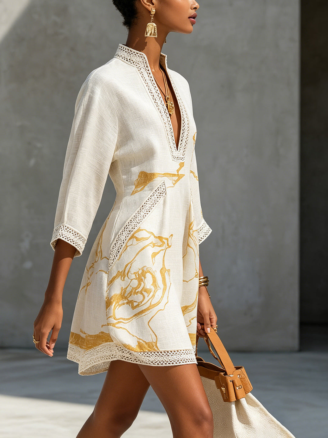Aliénor | Robe Mini Crochetée Ivoire à Motifs Dorés et Décolleté en V