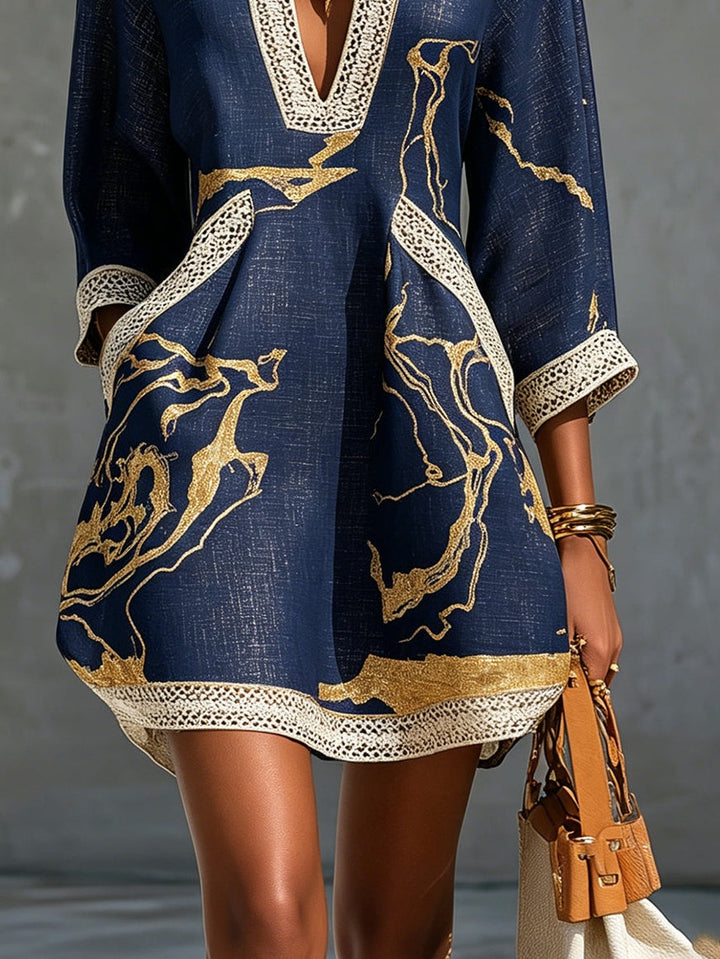 Cosette | Robe Mini Crochetée Bleu Marine à Motifs Dorés et Décolleté en V