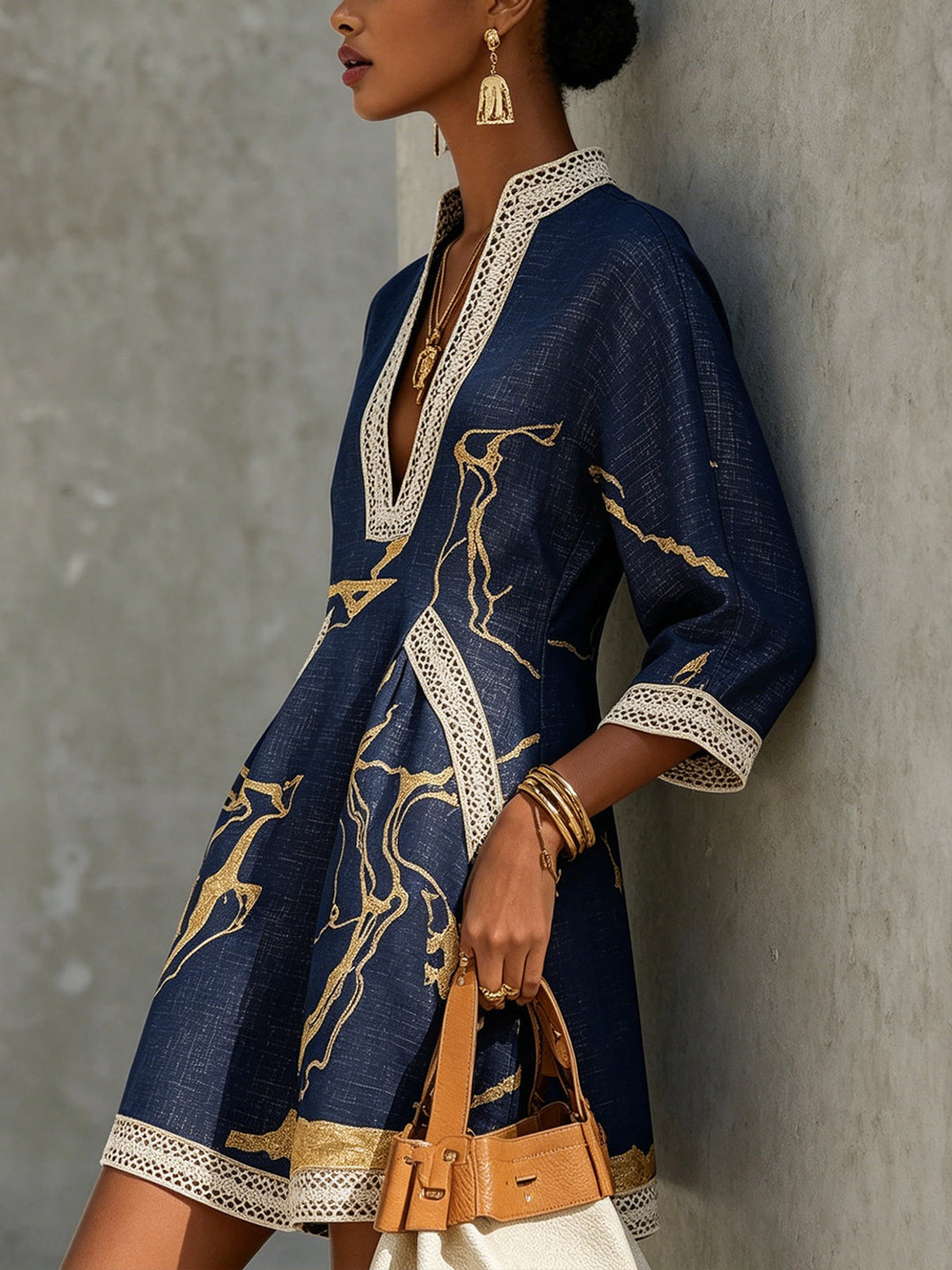 Cosette | Robe Mini Crochetée Bleu Marine à Motifs Dorés et Décolleté en V