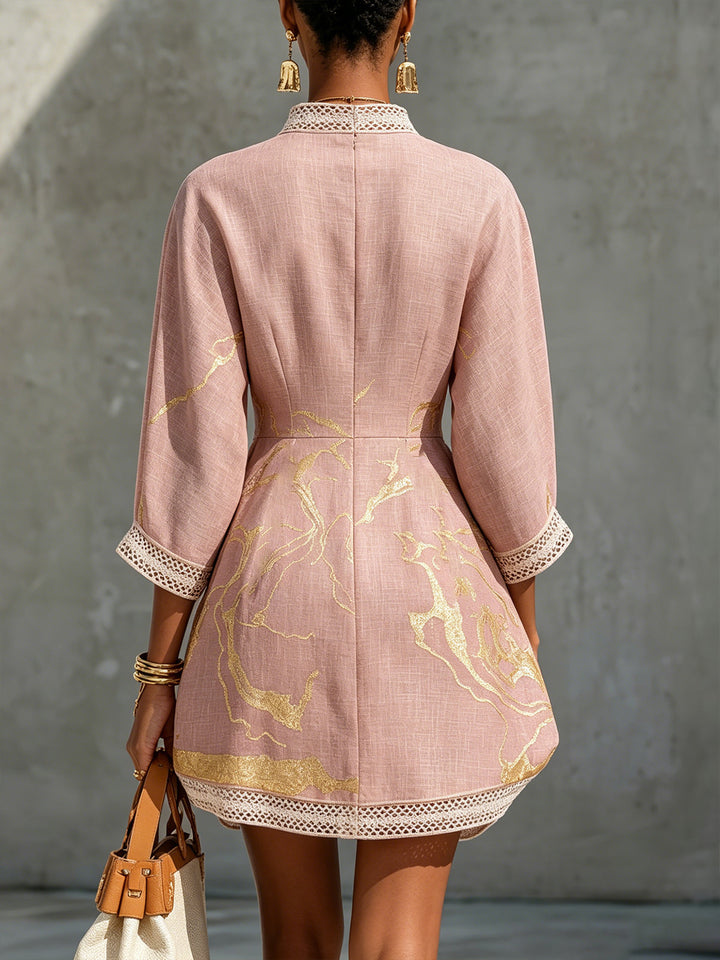 Ninon | Robe Mini Crochetée Rose à Motifs Dorés et Décolleté en V