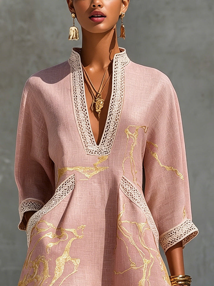 Ninon | Robe Mini Crochetée Rose à Motifs Dorés et Décolleté en V