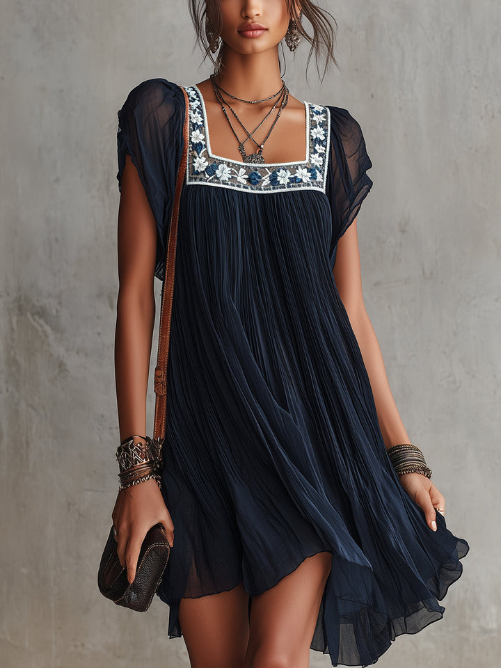 Apolline | Robe Mini Plissée Brodée de Fleurs Bleu Marine