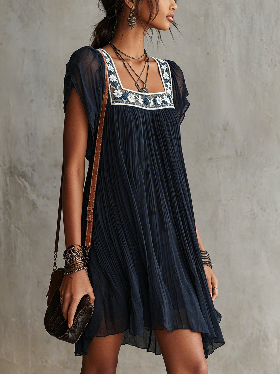 Apolline | Robe Mini Plissée Brodée de Fleurs Bleu Marine
