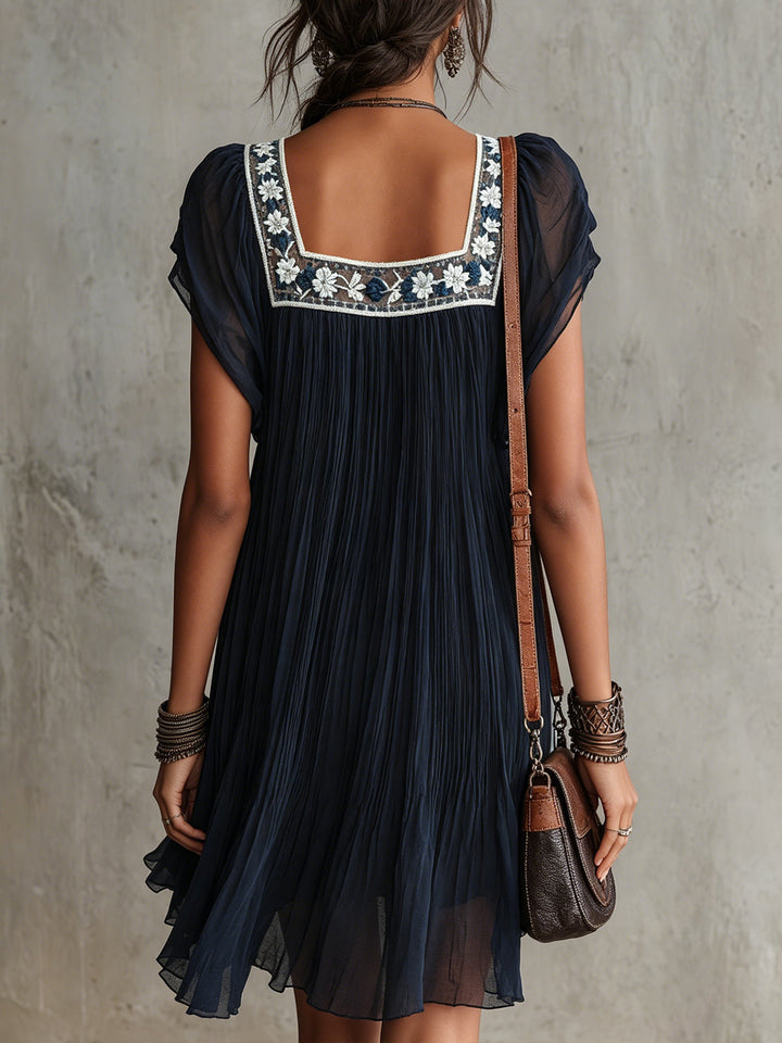 Apolline | Robe Mini Plissée Brodée de Fleurs Bleu Marine