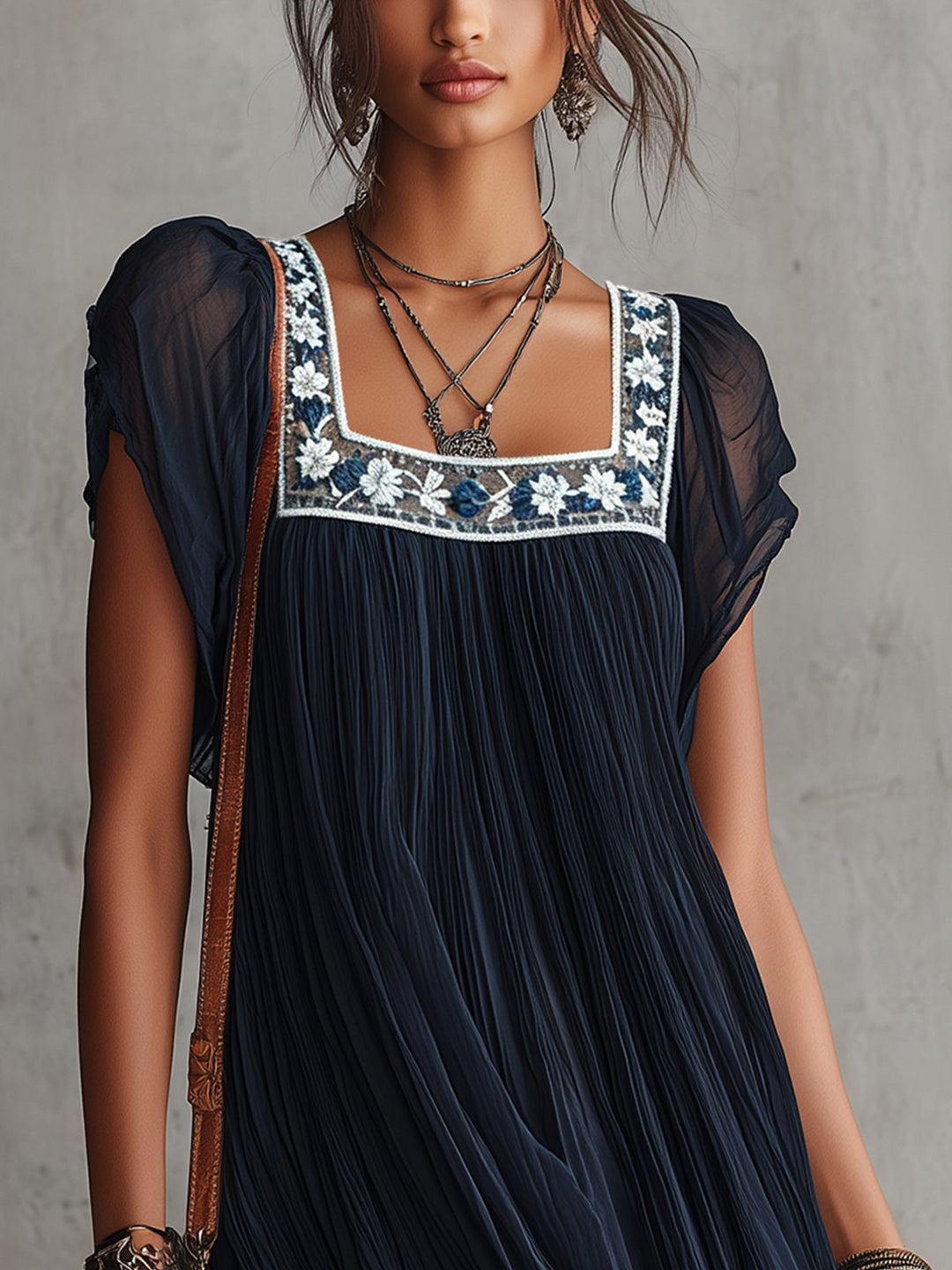 Apolline | Robe Mini Plissée Brodée de Fleurs Bleu Marine